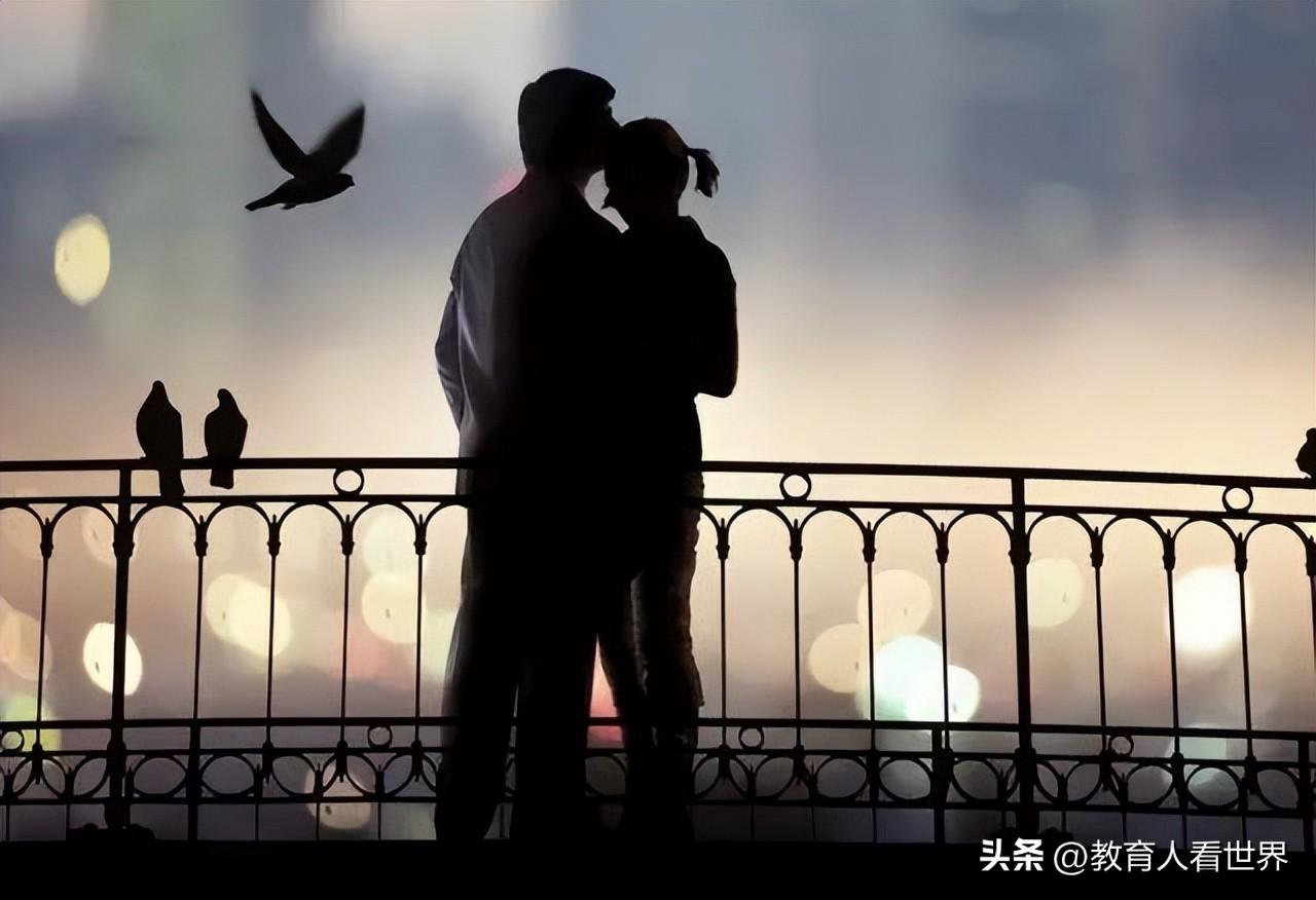 学校回应网传老师与学生接吻