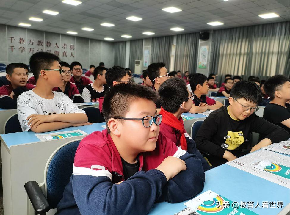学校回应网传老师与学生接吻
