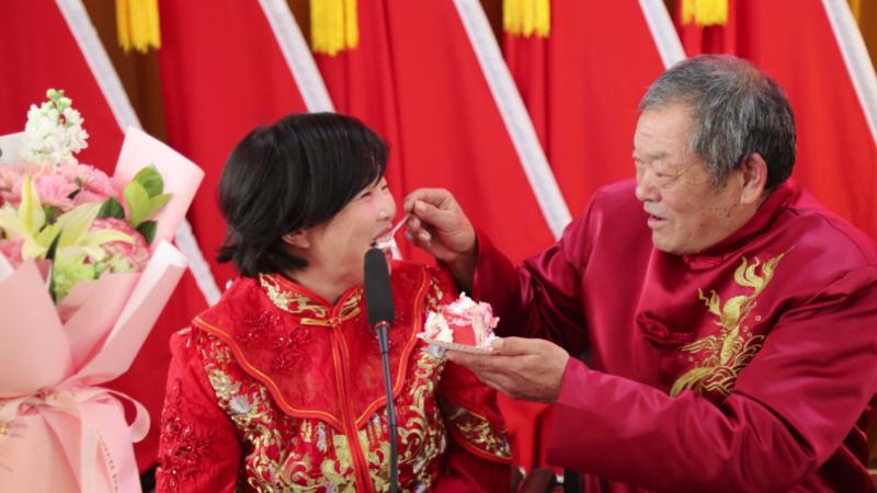 新疆精河县茫丁乡5对夫妻同庆金婚银婚